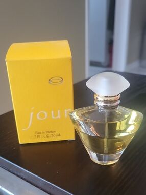 Mary Kay Journey Eau de Parfum comes in a yellow box containing 1.7 fluid ounces